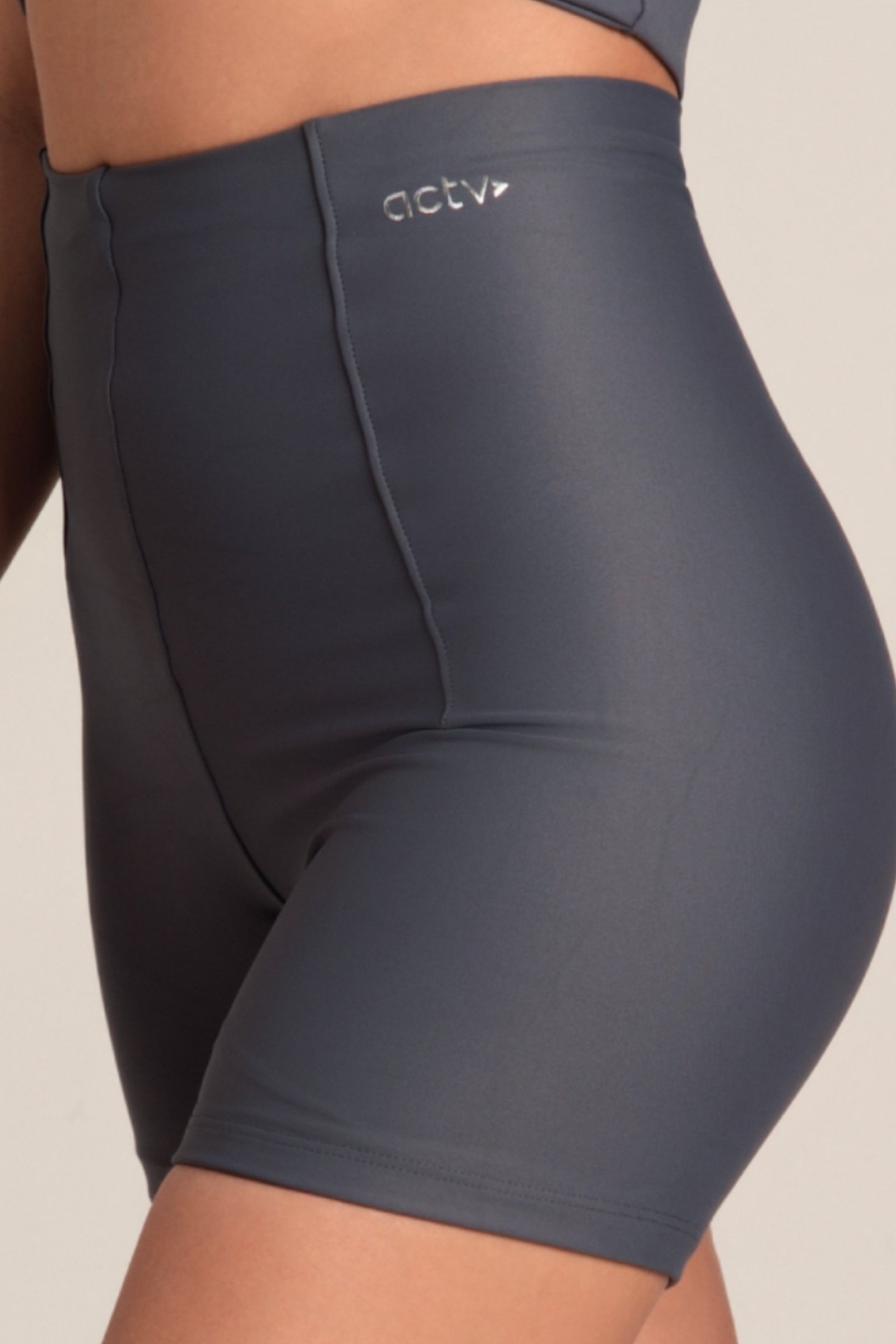 Bermuda Feminina Fitness Cós Infinito Chumbo